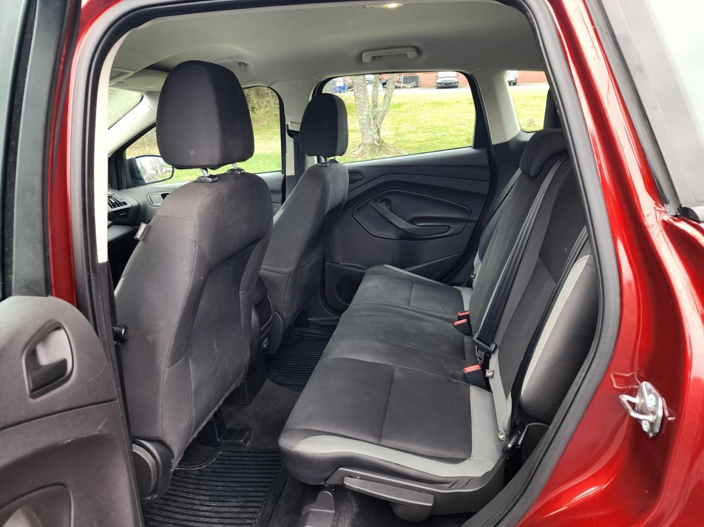 2015 RED /Gray Ford Escape S (1FMCU0F77FU) with an 2.5 4cyl. engine, Automatic transmission, located at 1221 Madison St., Shelbyville, TN, 37160, (931) 680-9439, 0.000000, 0.000000 - Photo#4